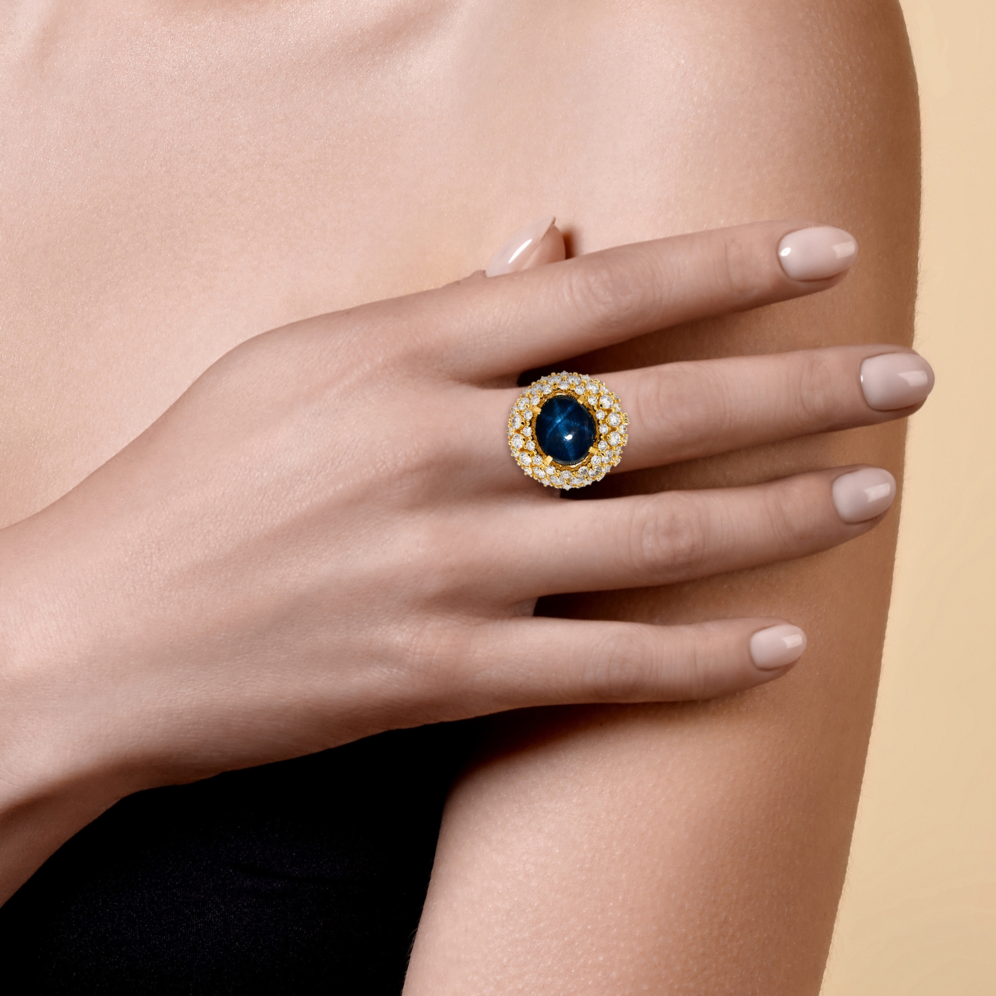 Кольцо с сапфиром и бриллиантами из жёлтого золота 750 пробы (арт. 2490095)