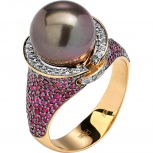 Кольцо с жемчугом, рубинами и бриллиантами из жёлтого золота (арт. 821453)
