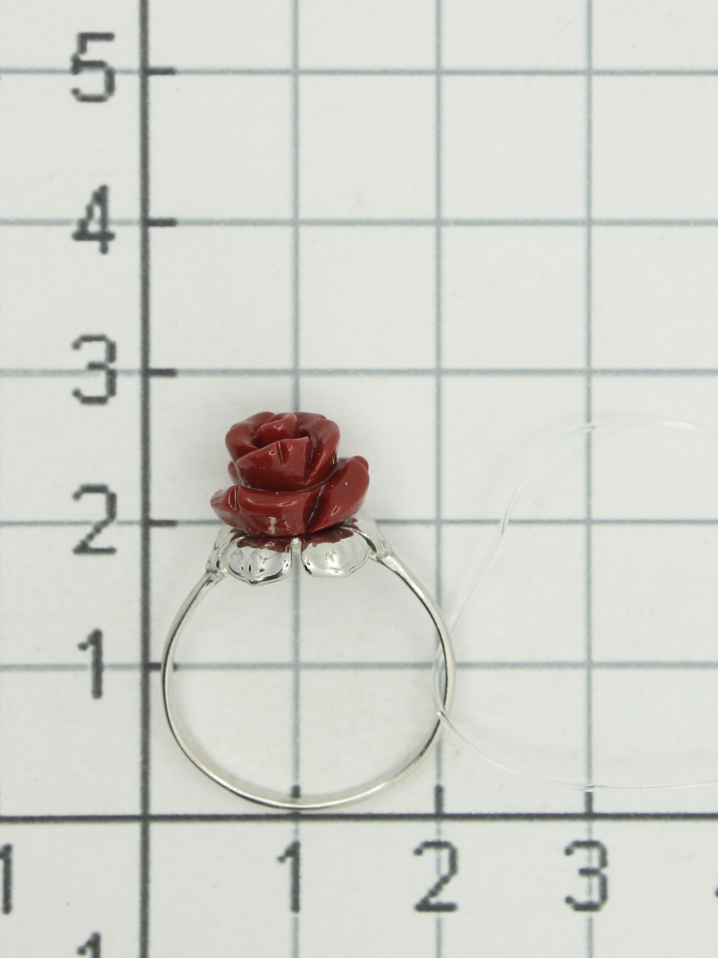 Кольцо Цветок с 1 кораллом из серебра (арт. 2120004)