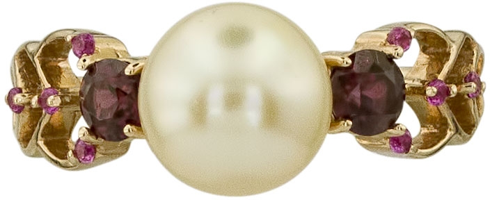 Кольцо с жемчугом, родолитами и фианитами из жёлтого золота (арт. 2183905)