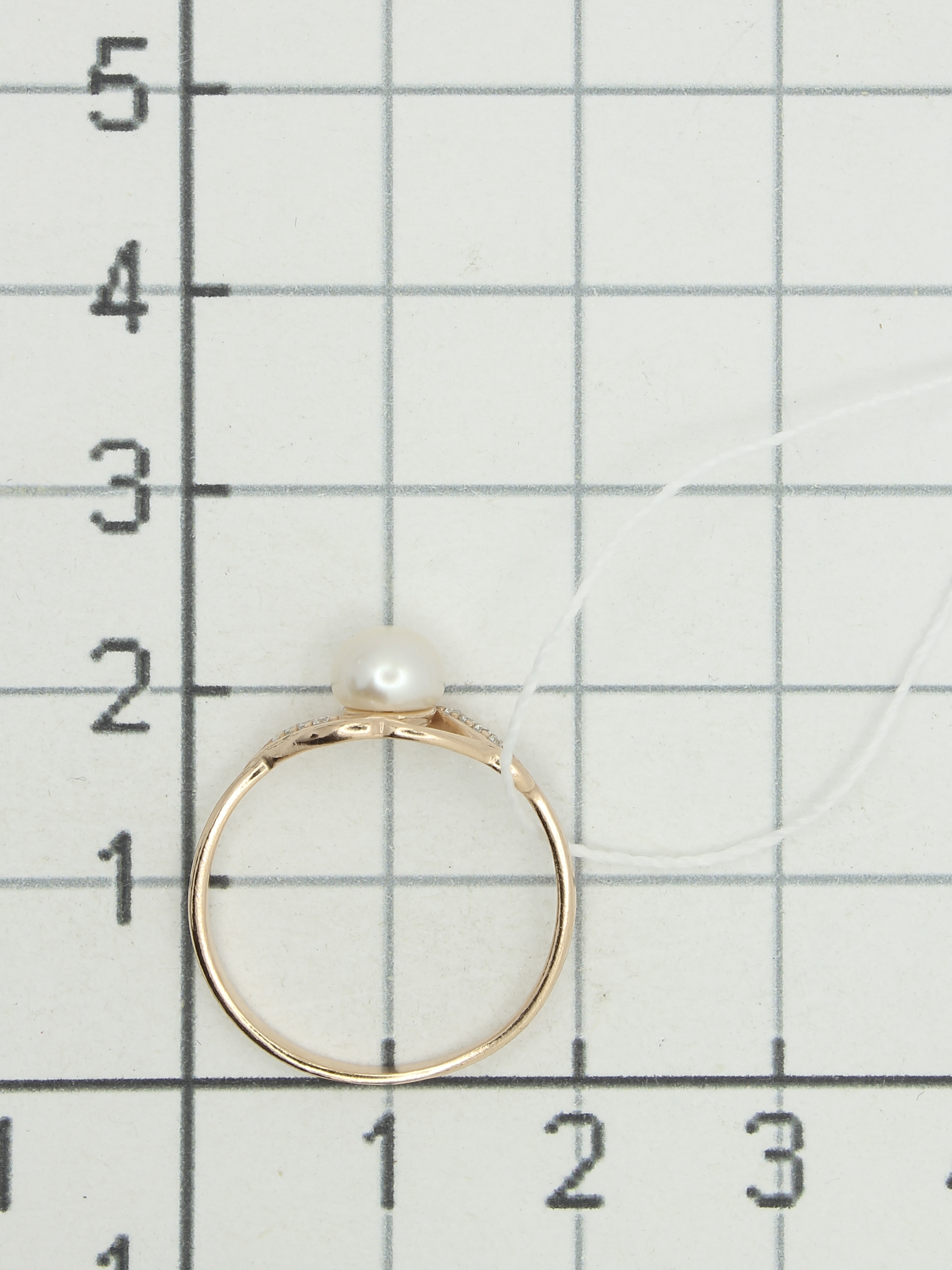 Кольцо с жемчугом и фианитами из серебра с позолотой (арт. 2240649)