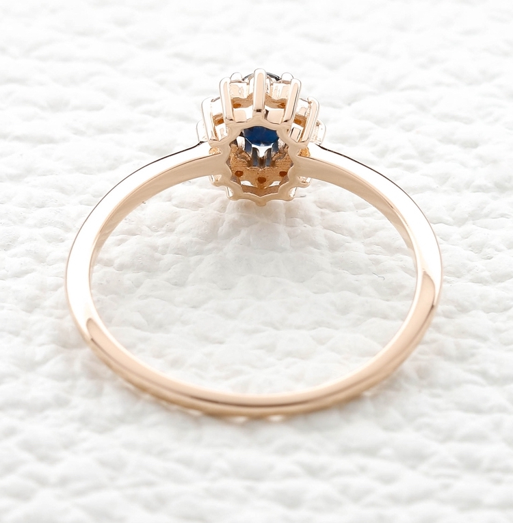 Кольцо с сапфиром и бриллиантами из красного золота (арт. 2381776)