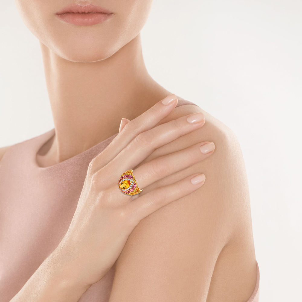 Кольцо с россыпью цветных и драгоценных камней из жёлтого золота (арт. 760501)