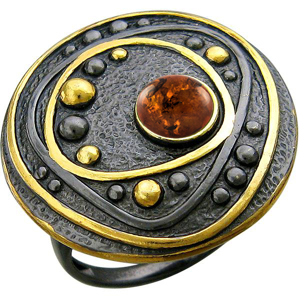 Кольцо с янтарем из чернёного серебра с позолотой (арт. 847632)