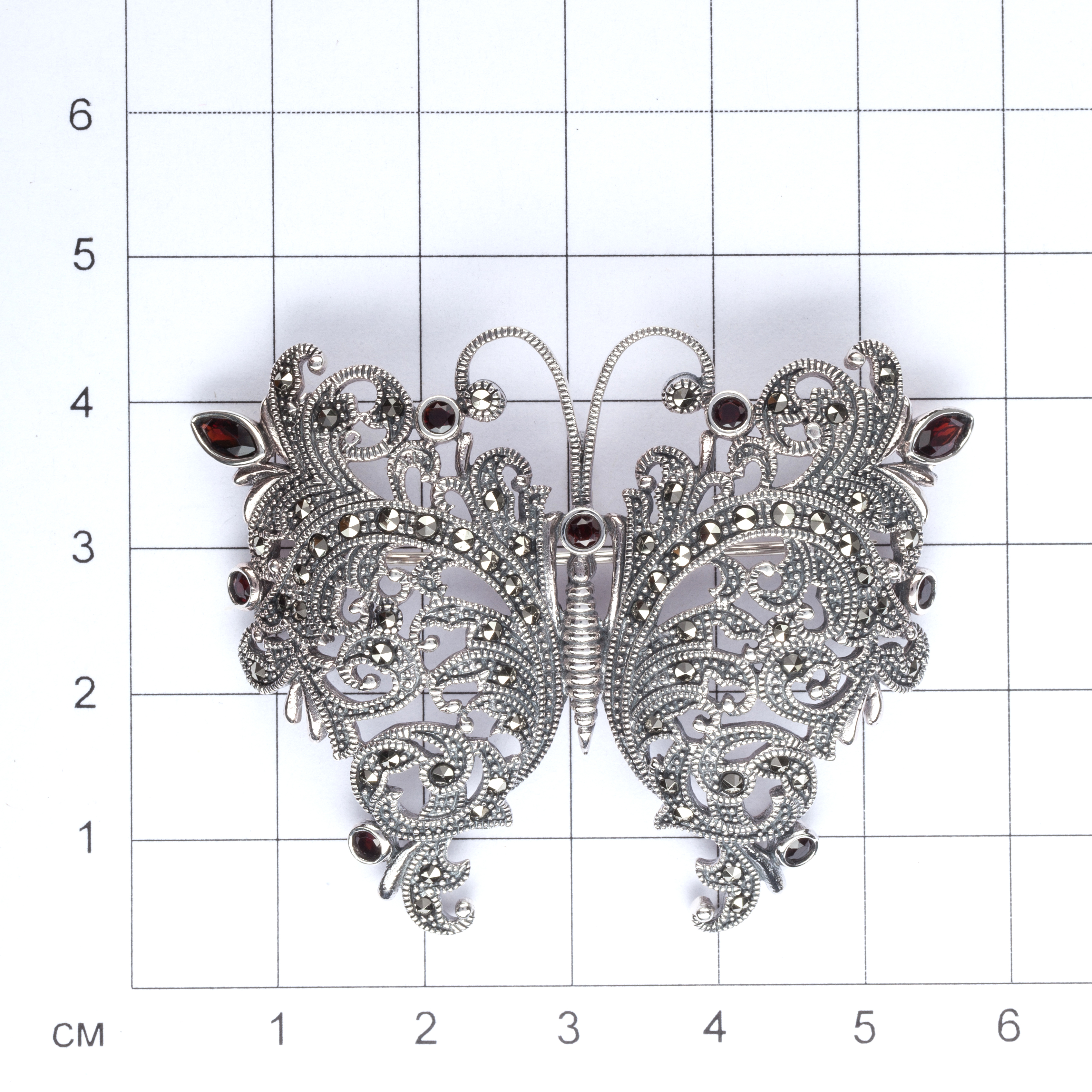 Брошь Бабочка с гранатами и марказитами из серебра (арт. 2141119)
