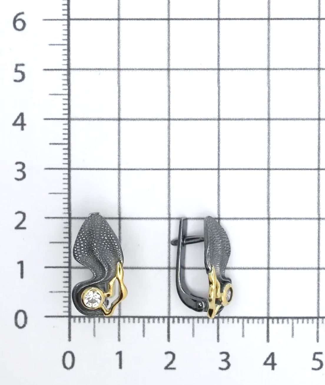 Серьги с 2 фианитами из чернёного серебра с позолотой (арт. 2241974)