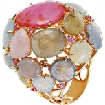 Кольцо с корундами, сапфирами и бриллиантами из жёлтого золота (арт. 704984)