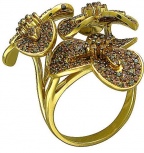 Кольцо с россыпью цветных и драгоценных камней из жёлтого золота (арт. 822362)