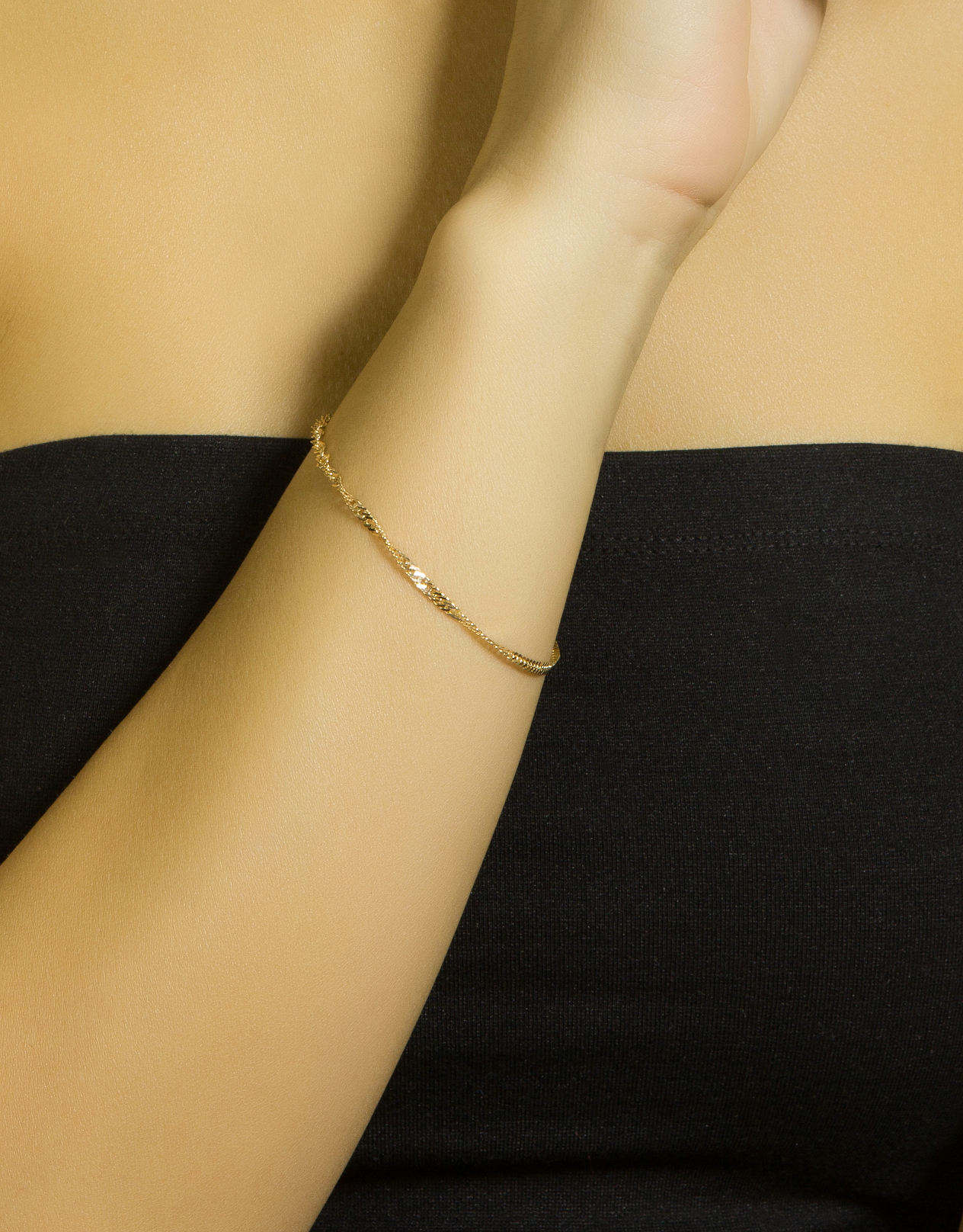 Как должен сидеть на руке золотой браслет у женщин